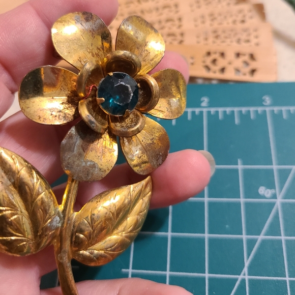 Vintage Flower Brooch - Picture 7 of 10